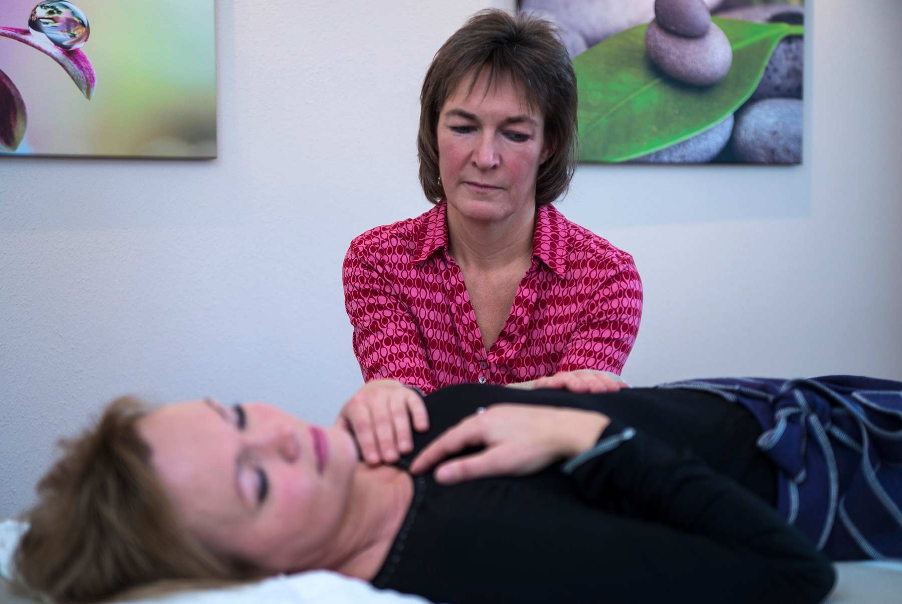 Heilpraktikerin Meike Bejenke-Klapproth bei einer Jin Shin Jyutsu Behandlung